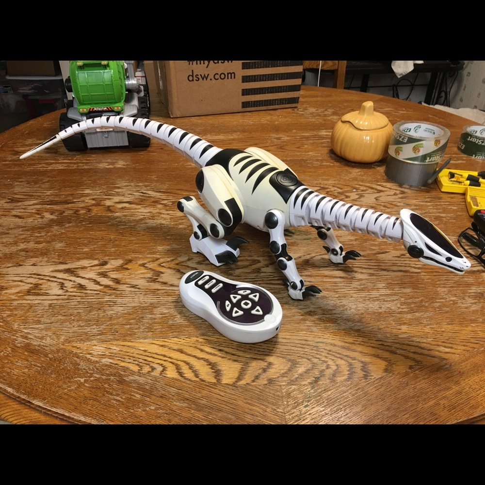 Wow wee Roboraptor 28” RC